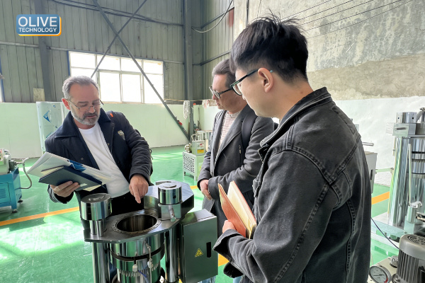 Warm Welcome to International Clients for Factory Visit and Business Discussions